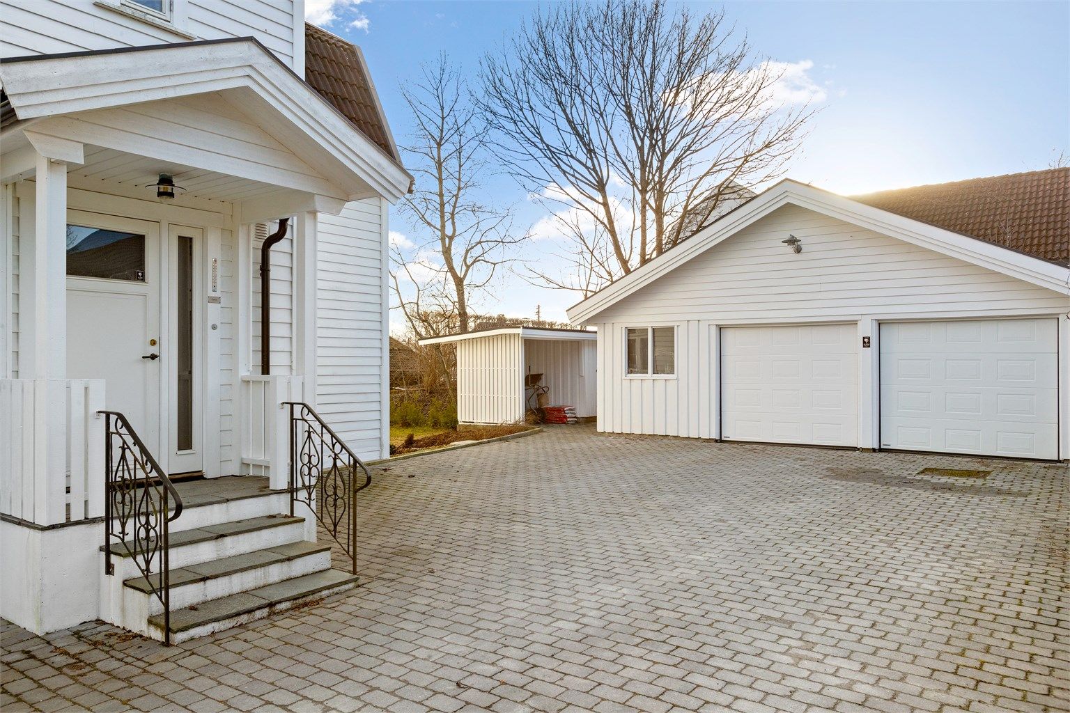 Dobbeltgarasje med elektriske portåpnere (2017), med elbillader.