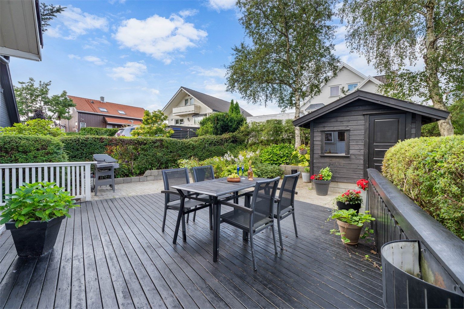 Uteplassen er skjermet og har god plass for grilling og sosiale lag.