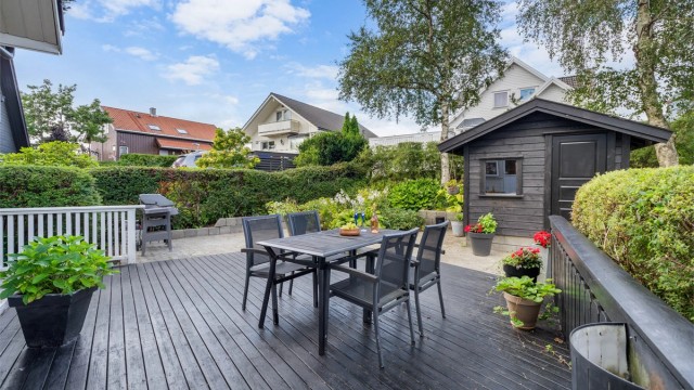 Uteplassen er skjermet og har god plass for grilling og sosiale lag.