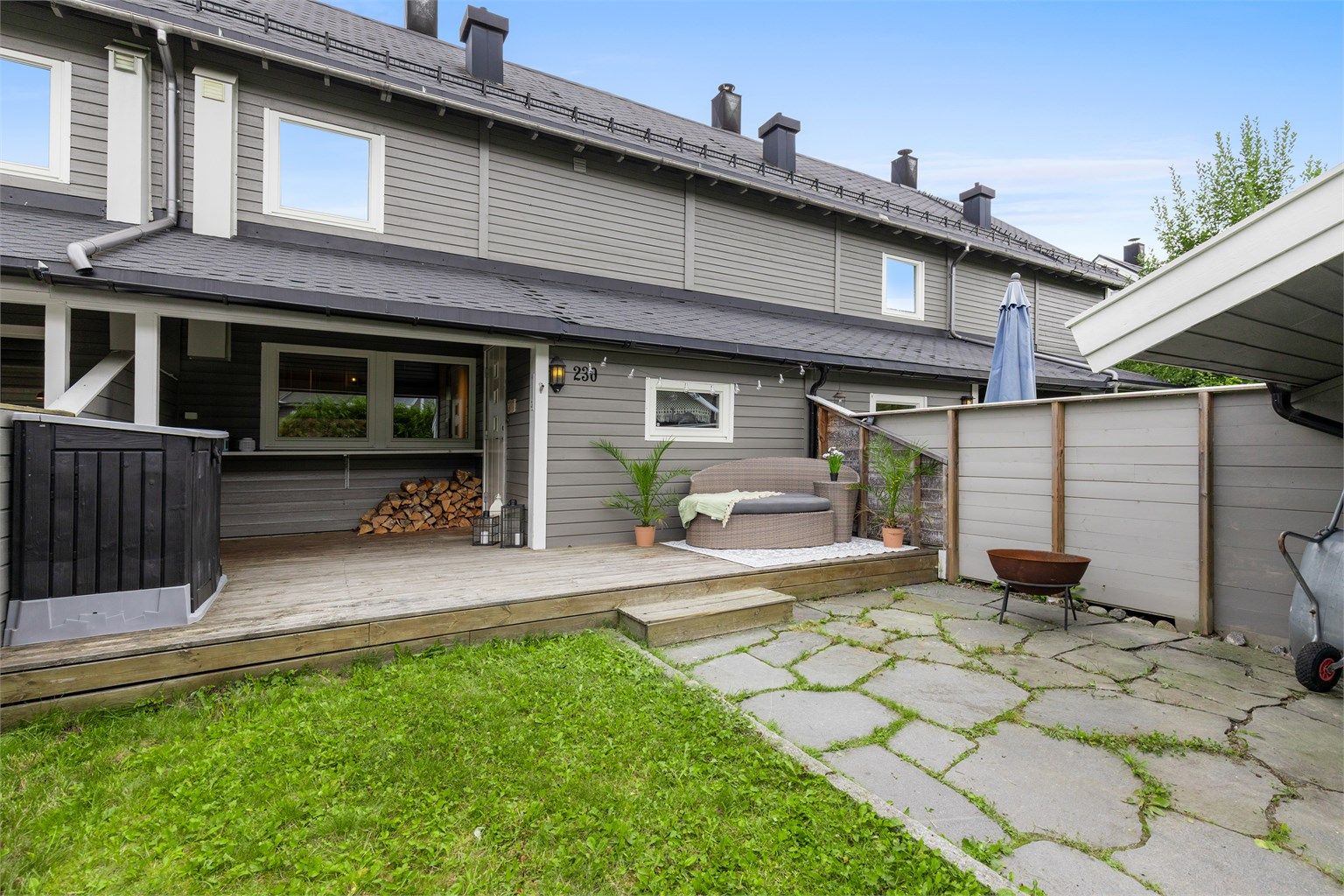 Her er det romslig uteplass hvor man kan nyte årets varmere dager. 