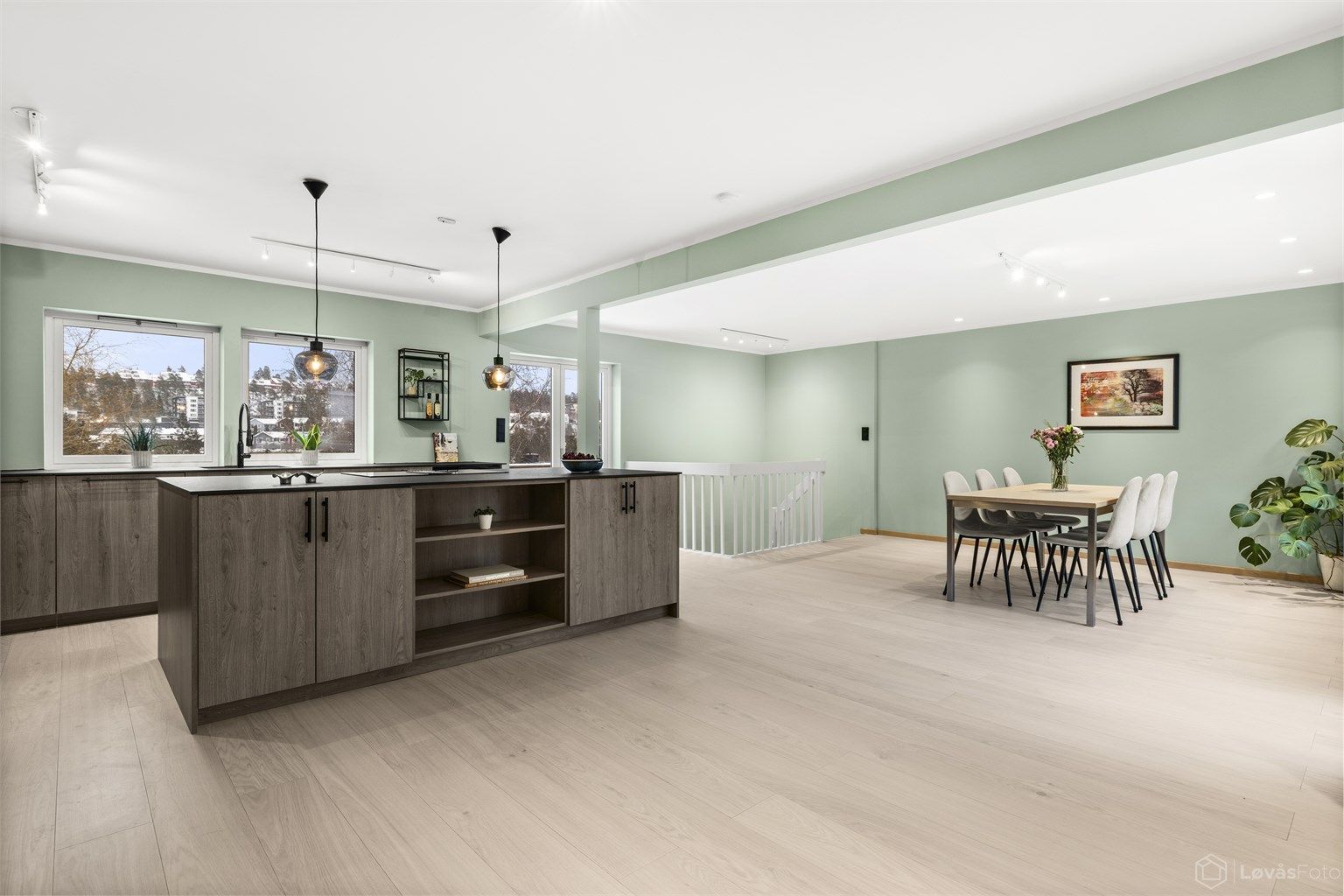 En tiltaltende bolig som ble omfattende oppusset i 2024 med bl.a. ny 1-stavs parkett, nye overflater, 2 nyoppussede bad, nytt kjøkken, nytt el. anlegg m.m.