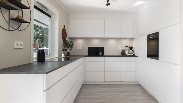 Kjøkkeninnredningen ble montert i 2023 og er levert av Kvik. Hvitevarer fra Bosch og Siemens er integrert i innredningen og det er god belysning fra spotskinne i taket og spotlys under overskapene