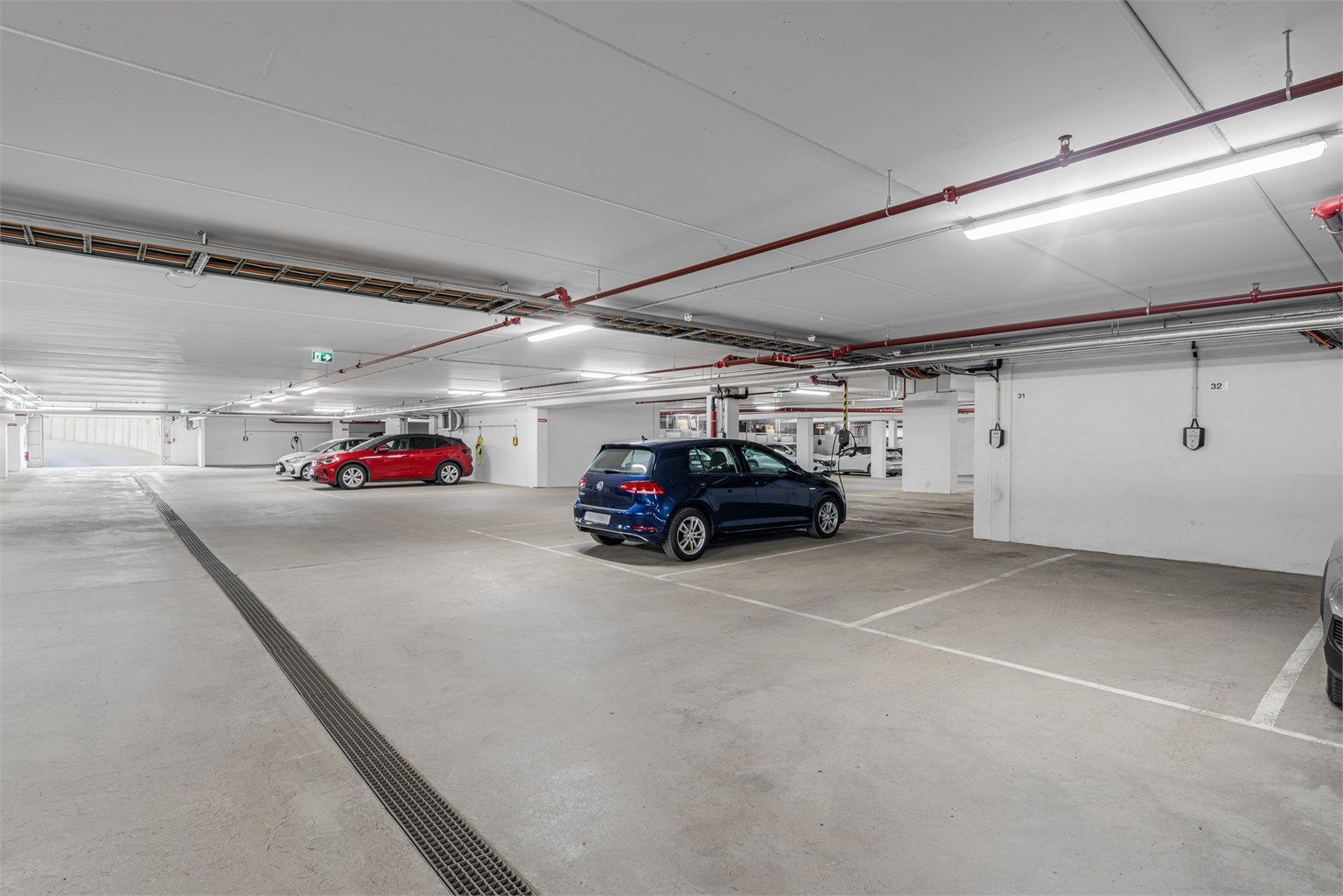 Leiligheten disponerer en garasjeplass i kjeller med elbillader. 