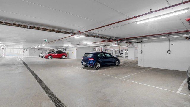 Leiligheten disponerer en garasjeplass i kjeller med elbillader.