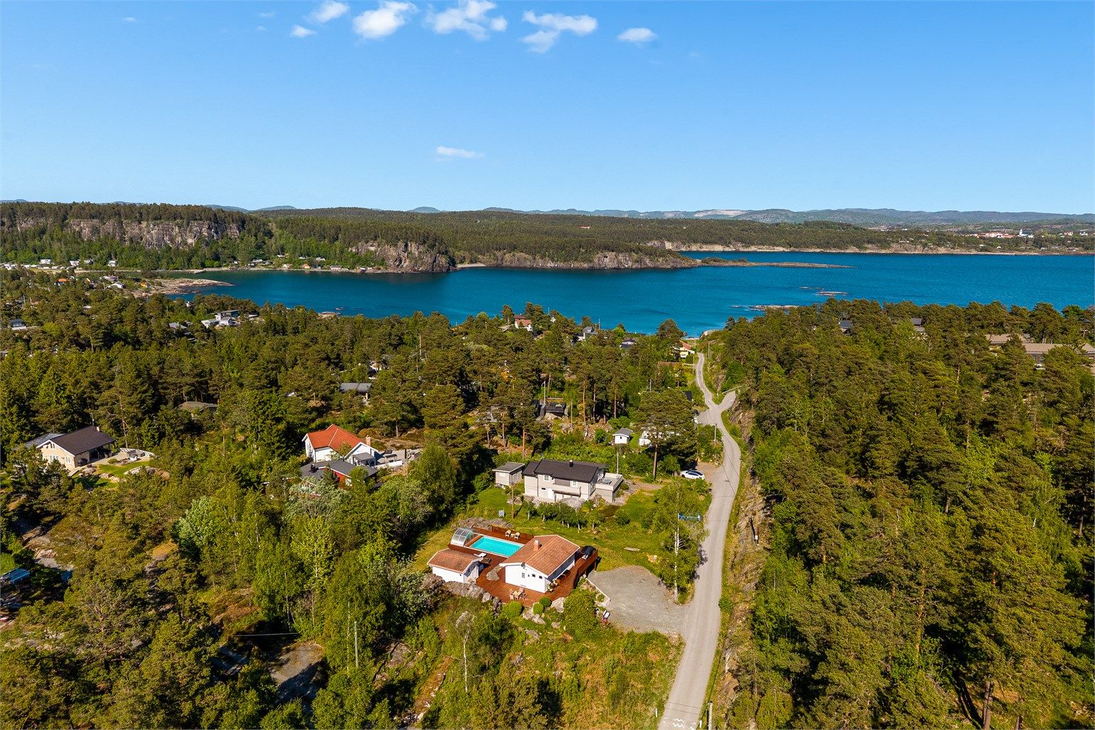 Kort vei ned til friskt saltvann og fine badestrender.