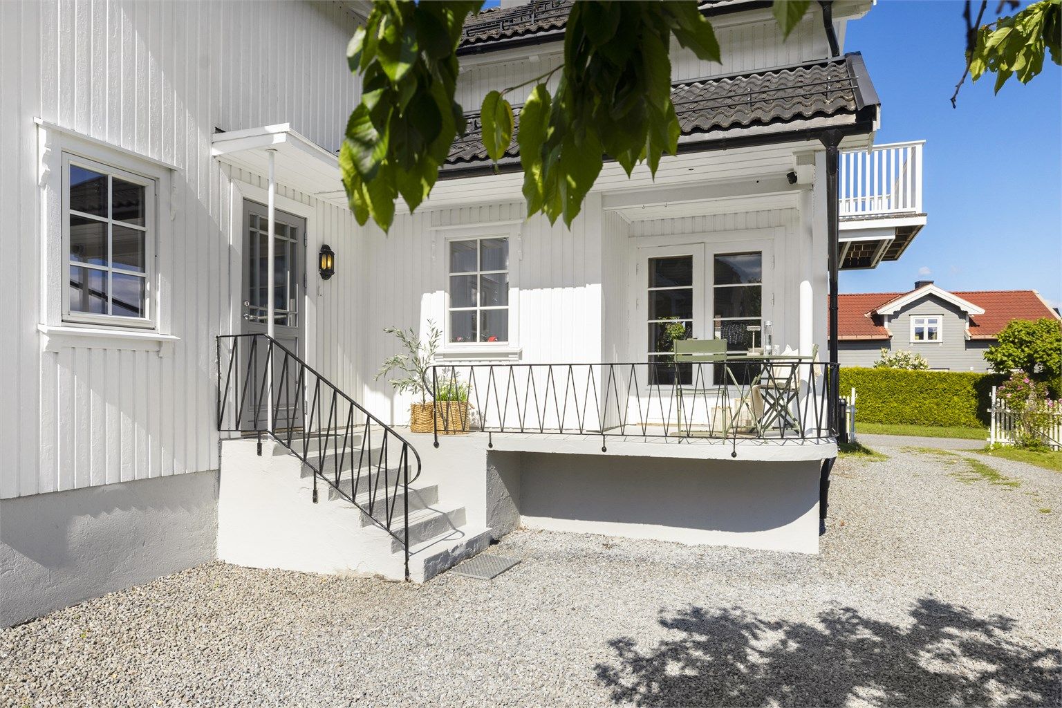 Utgang fra stue til vestvendt balkong. Utgangsdør i profilert trekonstruksjon med glassfelt i tre-lags glass fra år 2021, montert i 2025.