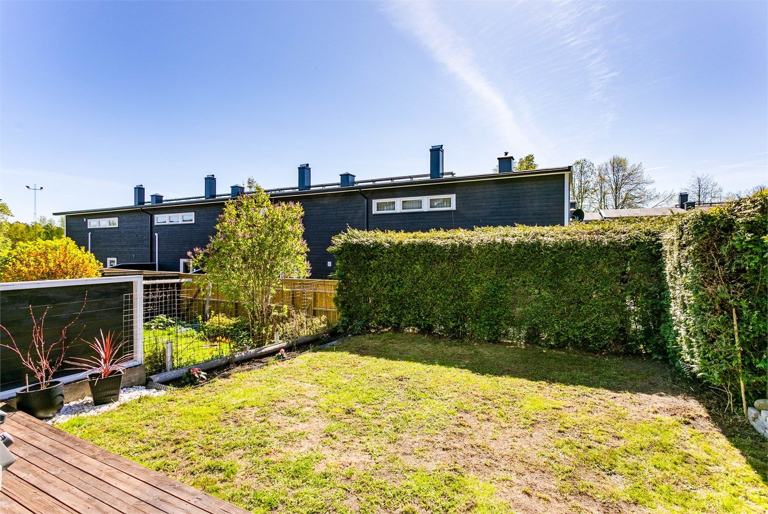 I den lettstelte og usjenerte hagen får familien en fin utendørs tumleplass i egne omgivelser. Solforholdene er meget gode.