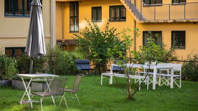 Boligen er omgitt av en frodig bakgård som oppleves som en liten oase midt i byen.