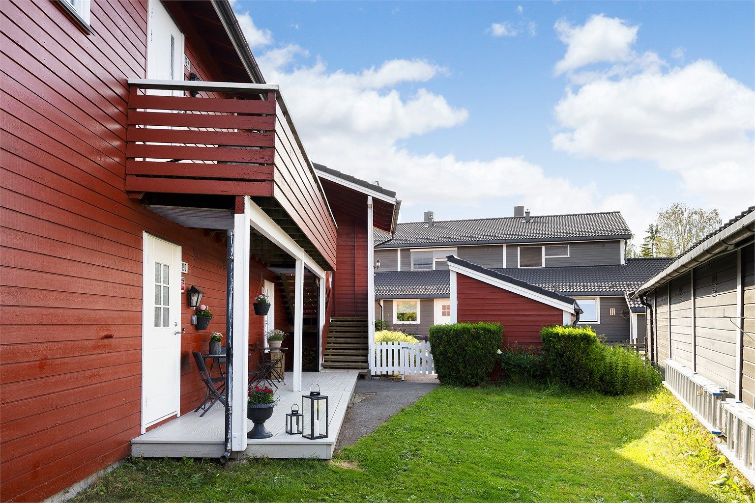 Hyggelig og skjermet inngangsparti med morgensol 