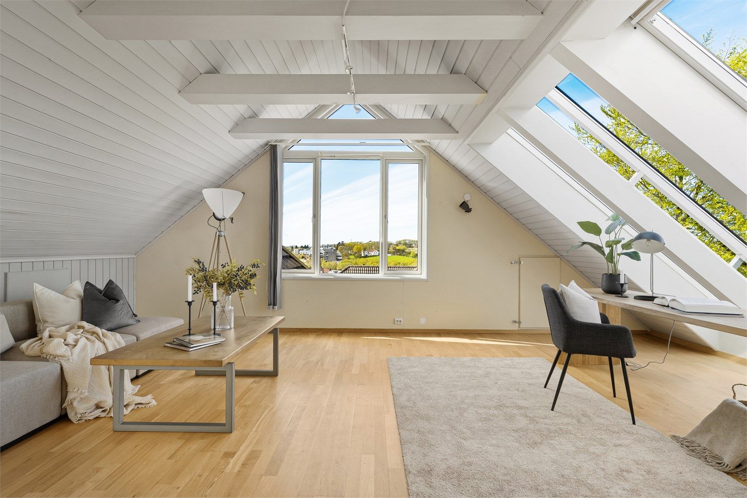 I boligens loftsetasje finner man 2 soverom, kontor og stor loftsstue.