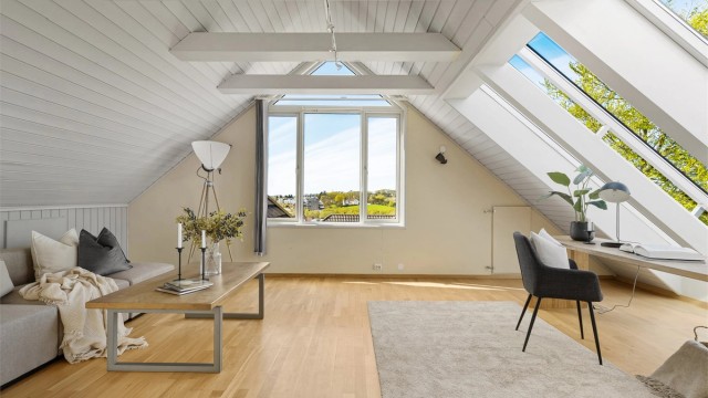 I boligens loftsetasje finner man 2 soverom, kontor og stor loftsstue.