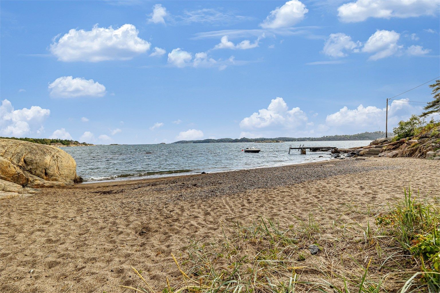 Det er kort vei fra hytta til vakre og idylliske Susebukta hvor det finnes en meget flott sandstrand. Området må sies å være særdeles barnevennlig, så de håpefulle kan leke trygt i gode omgivelser. 