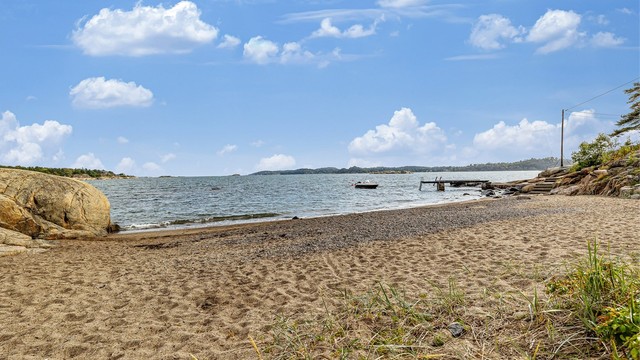 Det er kort vei fra hytta til vakre og idylliske Susebukta hvor det finnes en meget flott sandstrand. Området må sies å være særdeles barnevennlig, så de håpefulle kan leke trygt i gode omgivelser.