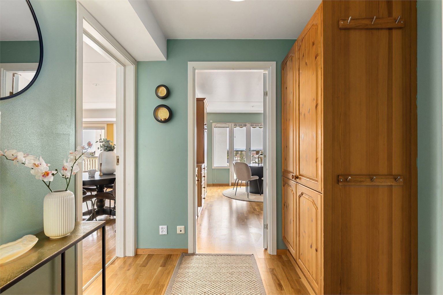 Fra entréen er det inngang til en innvendig bod/garderoberom med ekstra lagringsplass.  