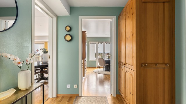 Fra entréen er det inngang til en innvendig bod/garderoberom med ekstra lagringsplass.