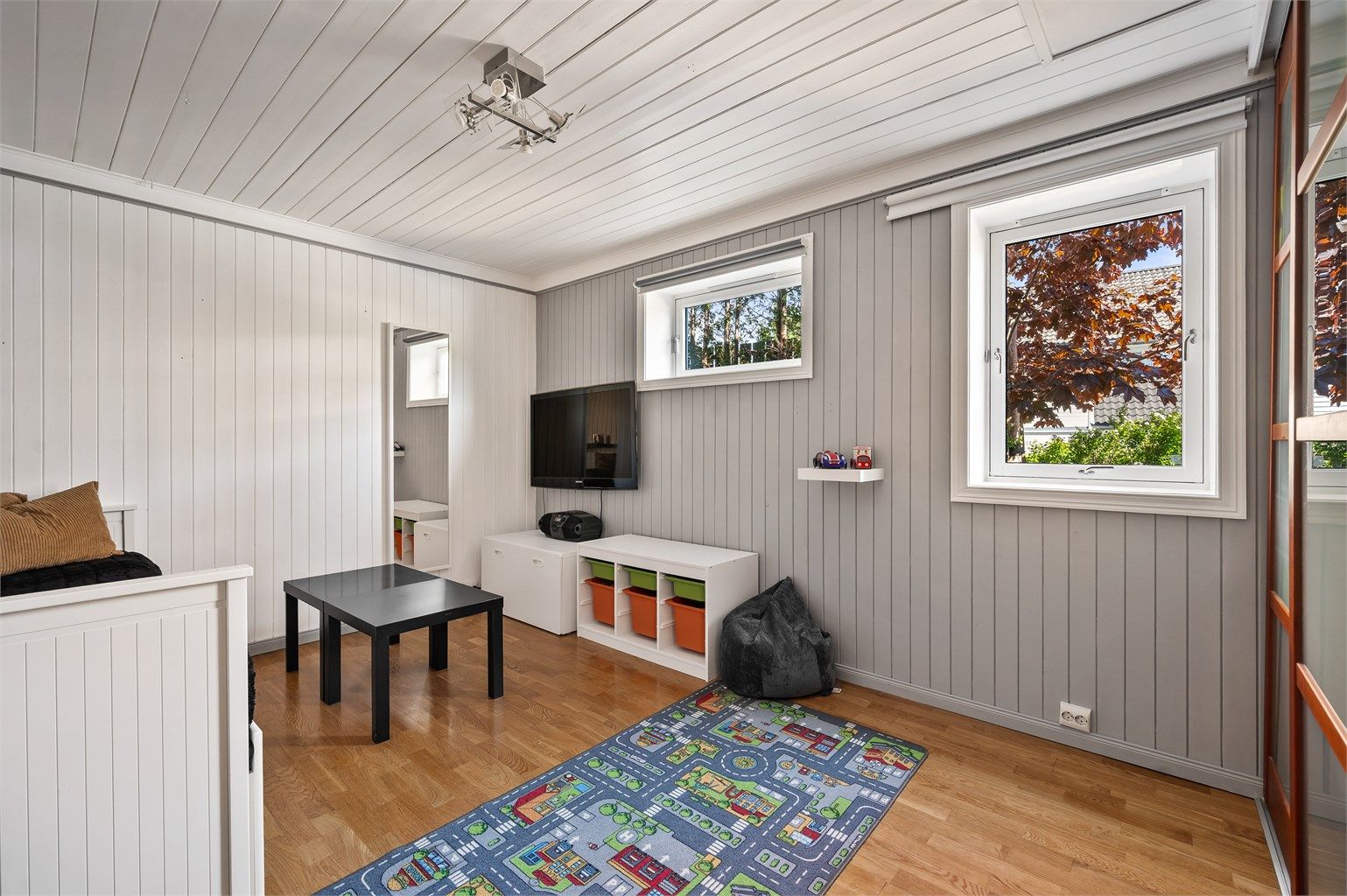 Rom med skyvedørsgarderobe benyttet som soverom i underetasje. Rommet er registrert som dispionibelt rom i byggetegninger.