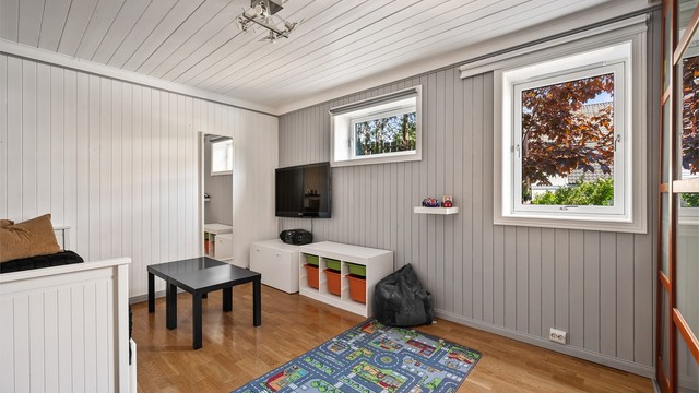 Rom med skyvedørsgarderobe benyttet som soverom i underetasje. Rommet er registrert som dispionibelt rom i byggetegninger.