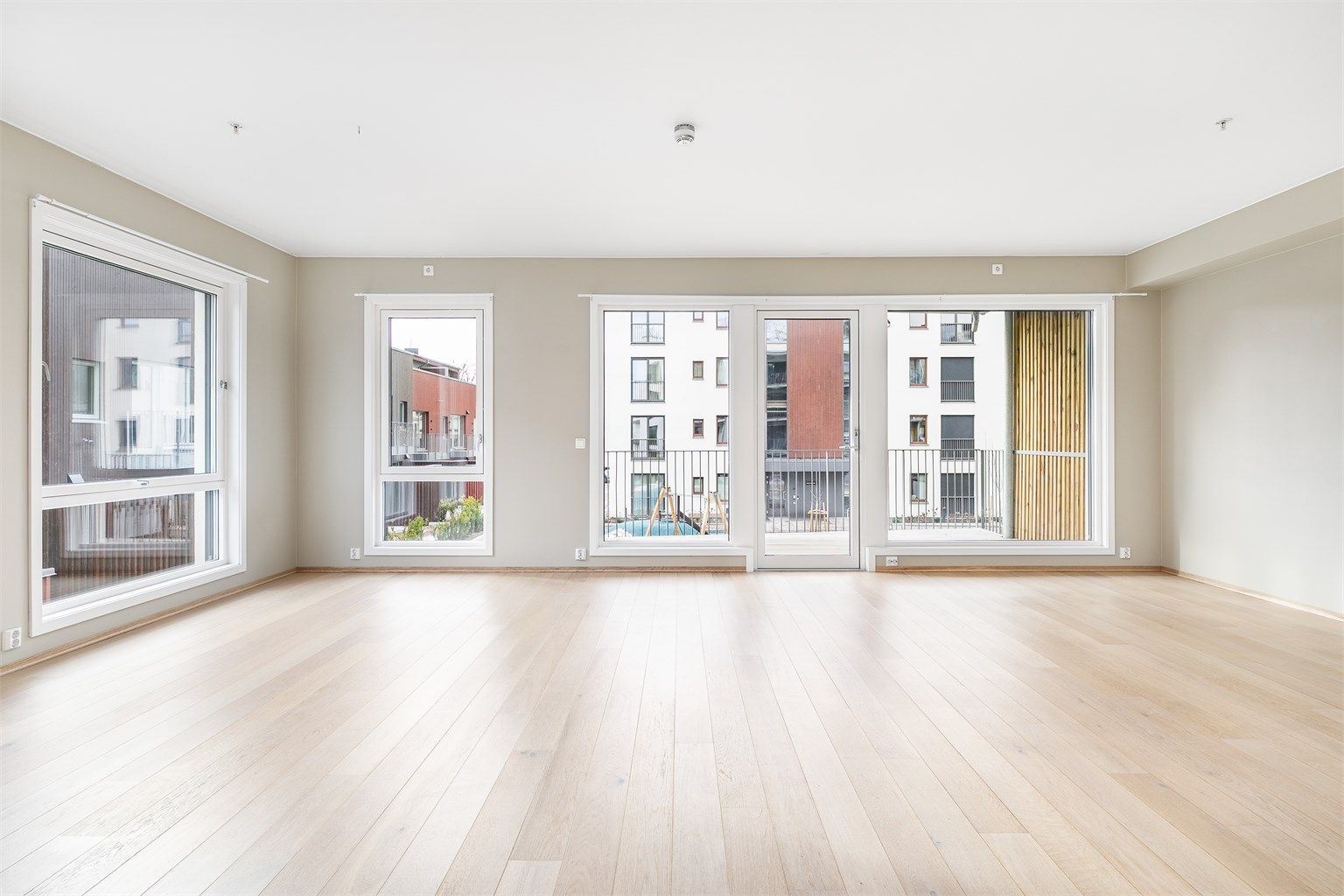 Vegger og himlinger er utført med moderne, glatte flater og malt i aktuelle farger. Gulvene er av lys én-stavs parkett.