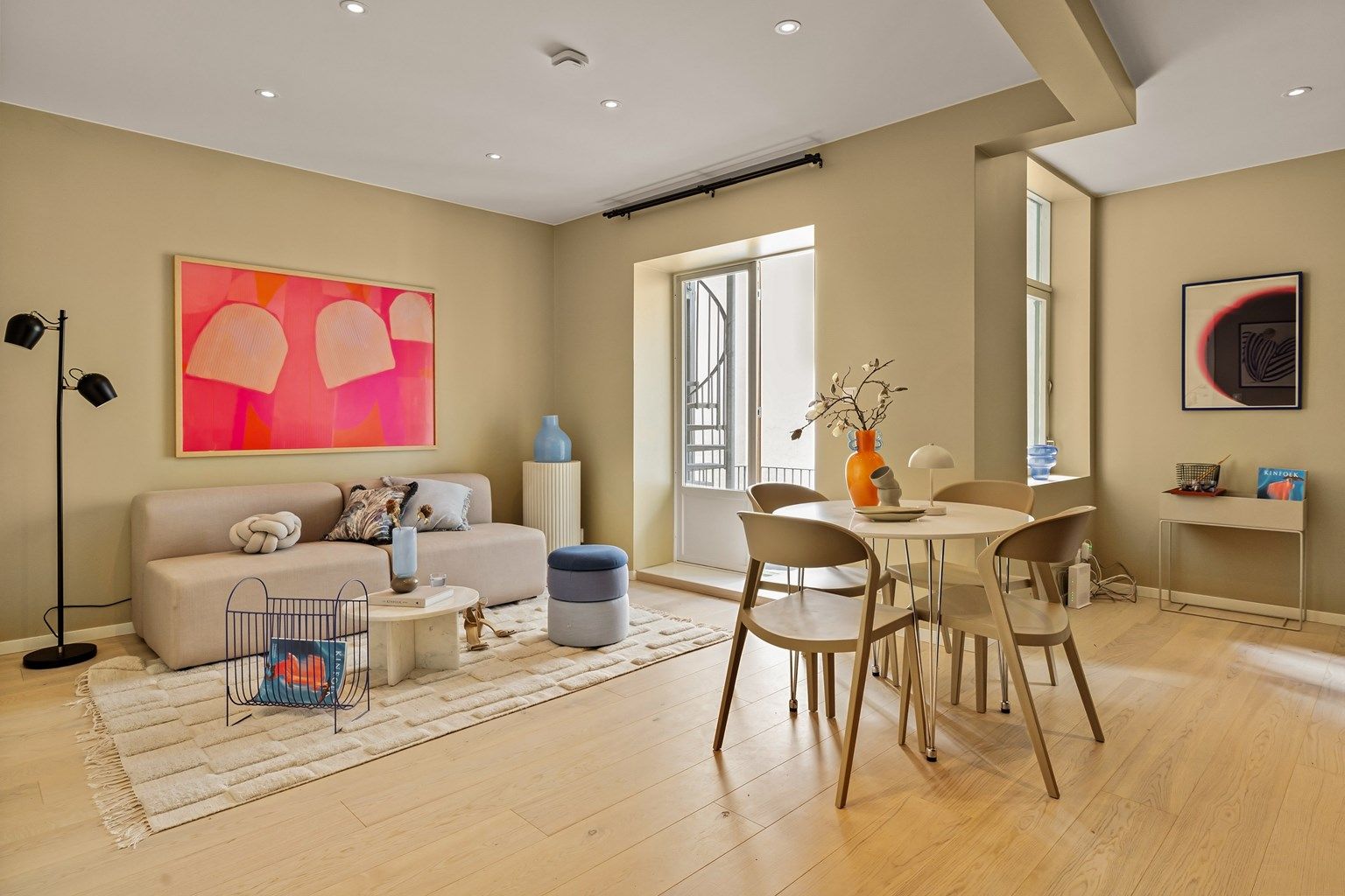 Lys og meget innbydende leilighet med moderne kvaliteter.