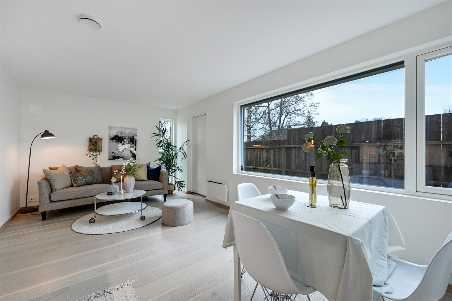 Et bredt vindu gir godt med lys til rommet.