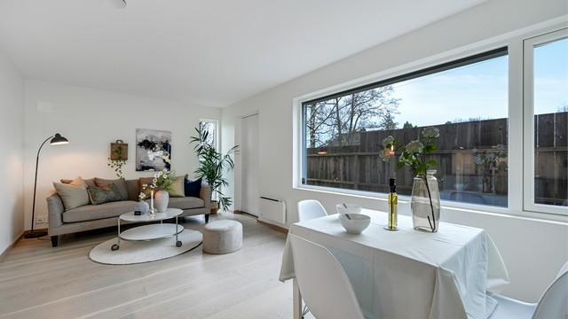 Et bredt vindu gir godt med lys til rommet.