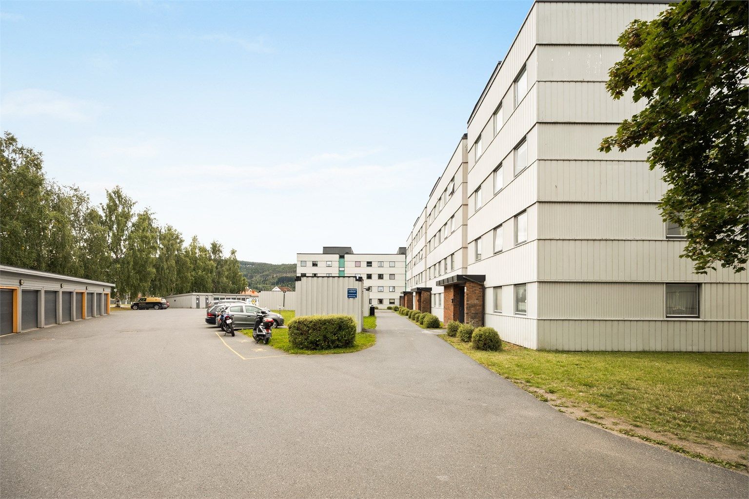 Kort gangavstand til matbutikk, barnehage, barneskole, idrettsanlegg og bussholdeplass
