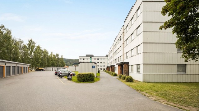 Kort gangavstand til matbutikk, barnehage, barneskole, idrettsanlegg og bussholdeplass