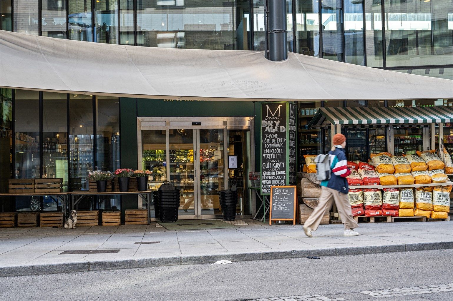 Her finner du alt fra dagligvarer til delikatesseforretninger i umiddelbar nærhet.