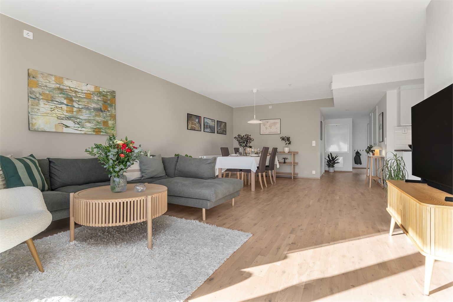 Oppvarming med vannbåren varme via radiatorer. Kombinert med balansert ventilasjon med varmegjenvinning, gir dette et godt inneklima