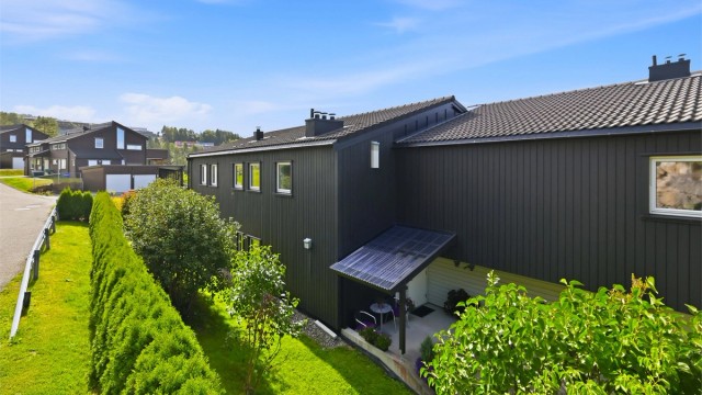 Leilighetens inngang er dirkete inn fra felles gårdsplass med innkjøring fra Gåsebyveien, en enkle adkomst. Det er etablert en tak over inngangspartiet som er praktisk når det er ruskevær Foto: Digit Media AS v/Jørgen Sørebø