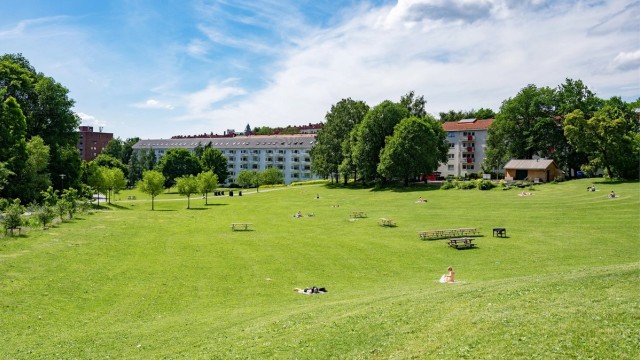 Nærområdet: Noen meter unna har du din egen grønne oase, Iladalen, en stor, flott park, tilbaketrukket fra all biltrafikk. I tillegg er det flere flotte turmuligheter langs Akerselva.