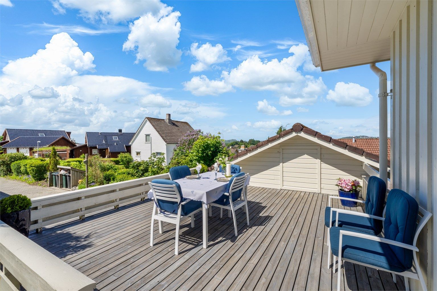 Det er gode oppbevaringsmuligheter over garasje med tilkomst fra terrasse.