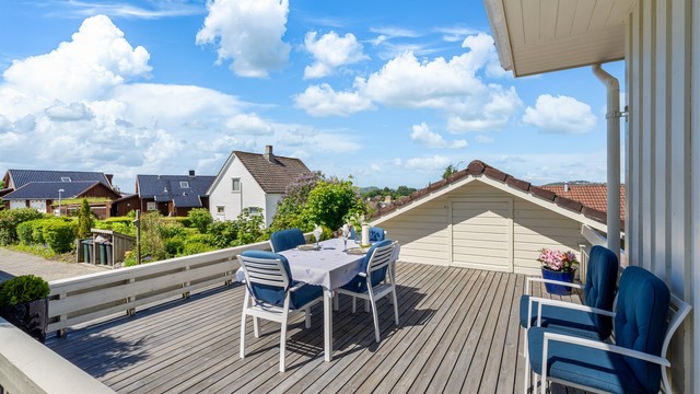 Det er gode oppbevaringsmuligheter over garasje med tilkomst fra terrasse.