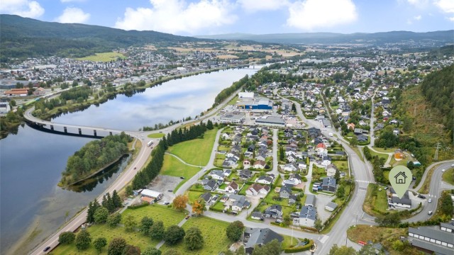 Eiendommen har en etablert beliggenhet i Krokstadelva med nærhet til Drammenselva og servicetilbud.
Foto: Ole Thoresen.