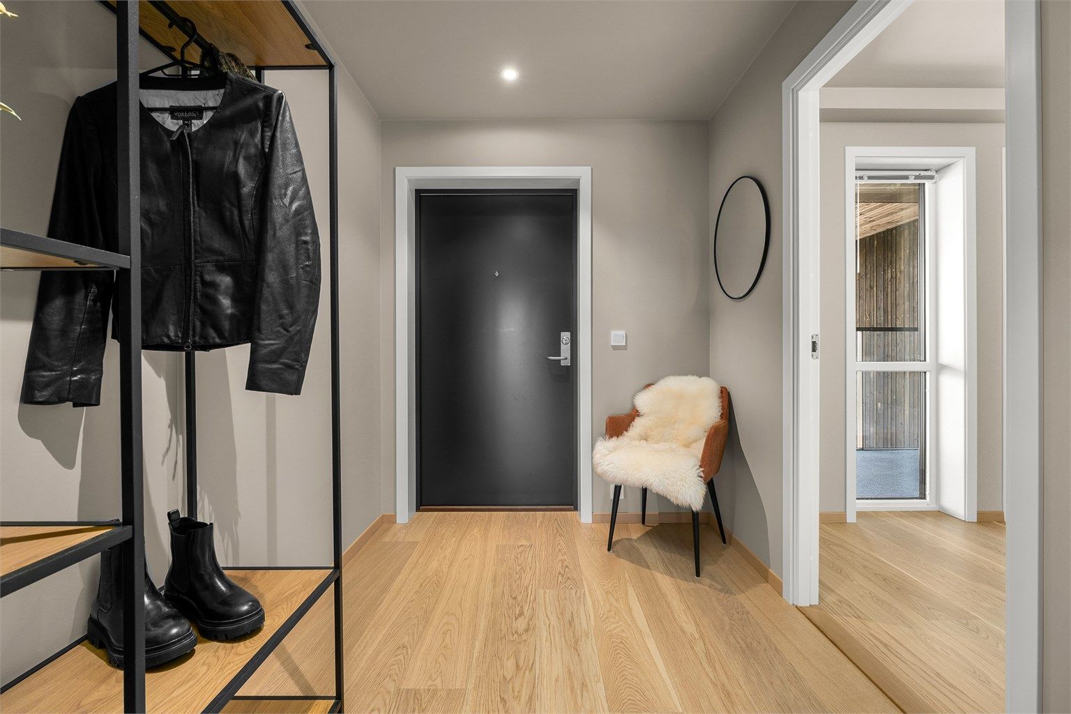 Velkommen inn! Romslig entré med god plass til oppbevaring av yttertøy og sko. Til høyre i bildet ser man kontoret, et disponibelt rom med vindu. 