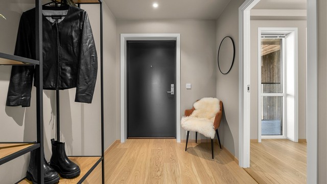 Velkommen inn! Romslig entré med god plass til oppbevaring av yttertøy og sko. Til høyre i bildet ser man kontoret, et disponibelt rom med vindu.