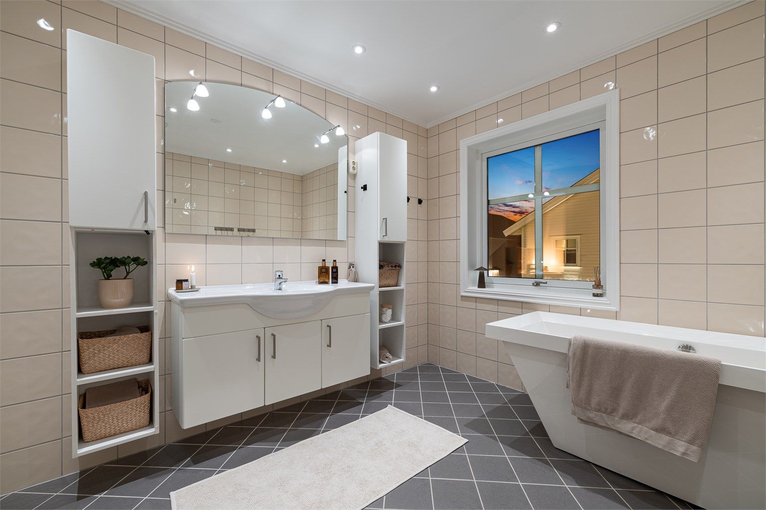 Badet i andre etasje har varmekabler i gulvet