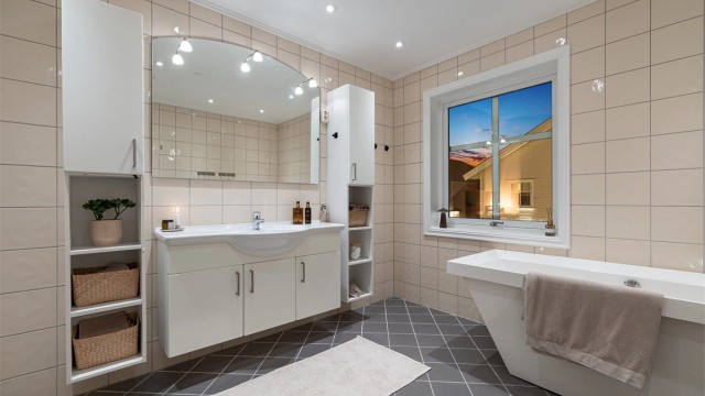 Badet i andre etasje har varmekabler i gulvet