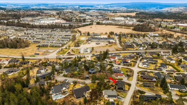 Nærmeste bussholdeplass er Åsenhagen skole, kun 3 minutters gange unna, med linjer som tar deg effektivt videre.