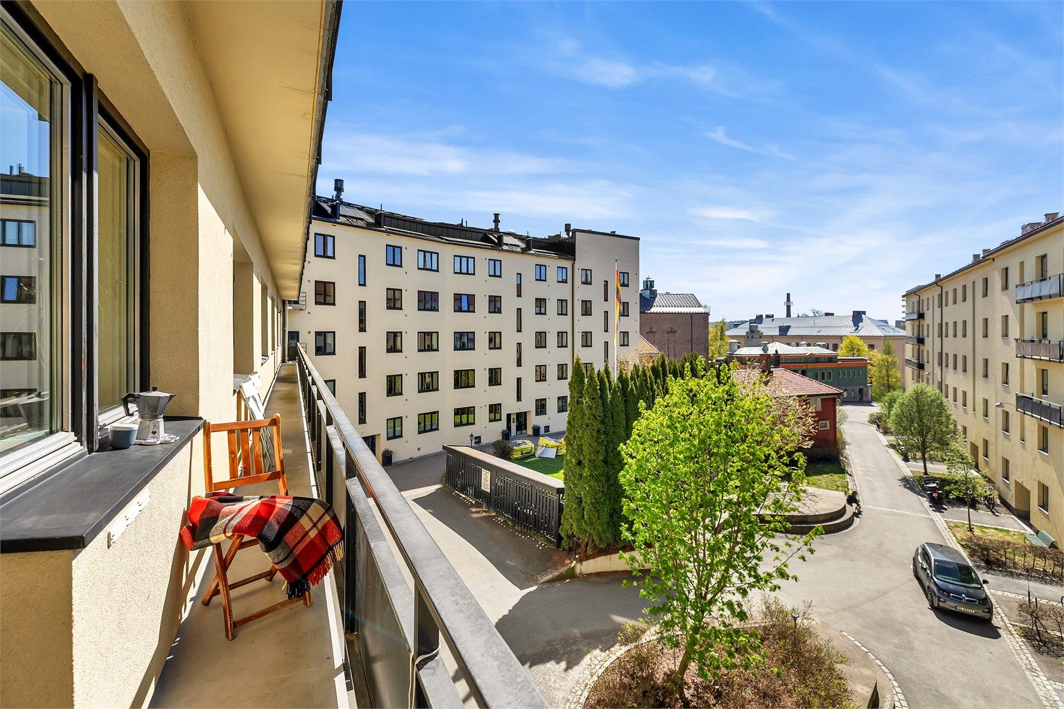 Her bor du sentralt men rolig til, med praktisk brannbalkong mot rolig, bilfritt gårdsrom.