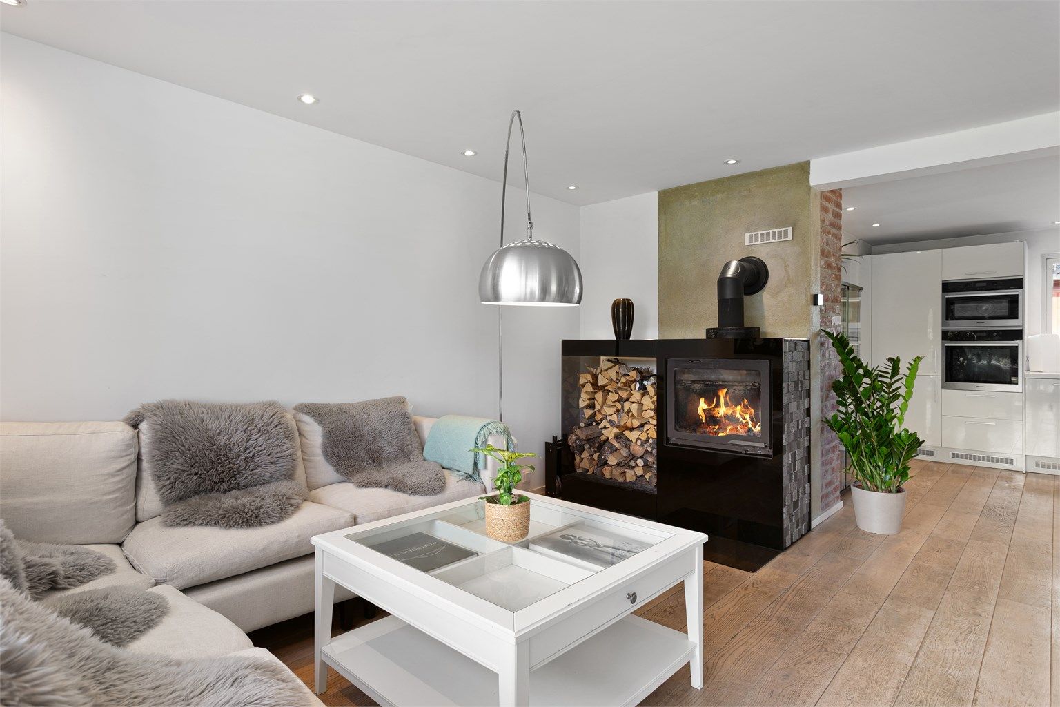 Peisovn med vednisje gir god varme og hygge ved spiseplassen samt sofaområdet.