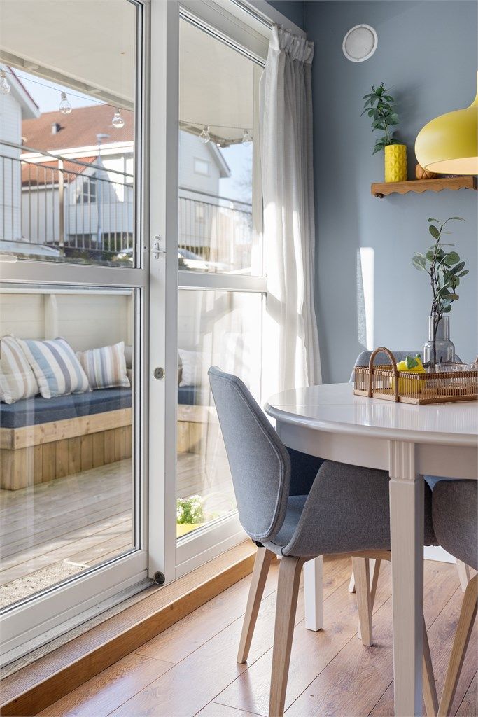 Skyvedør ut til terrasse med gode solforhold. 