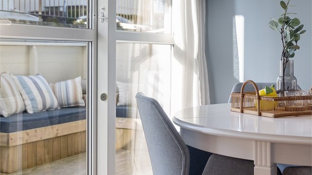 Skyvedør ut til terrasse med gode solforhold.