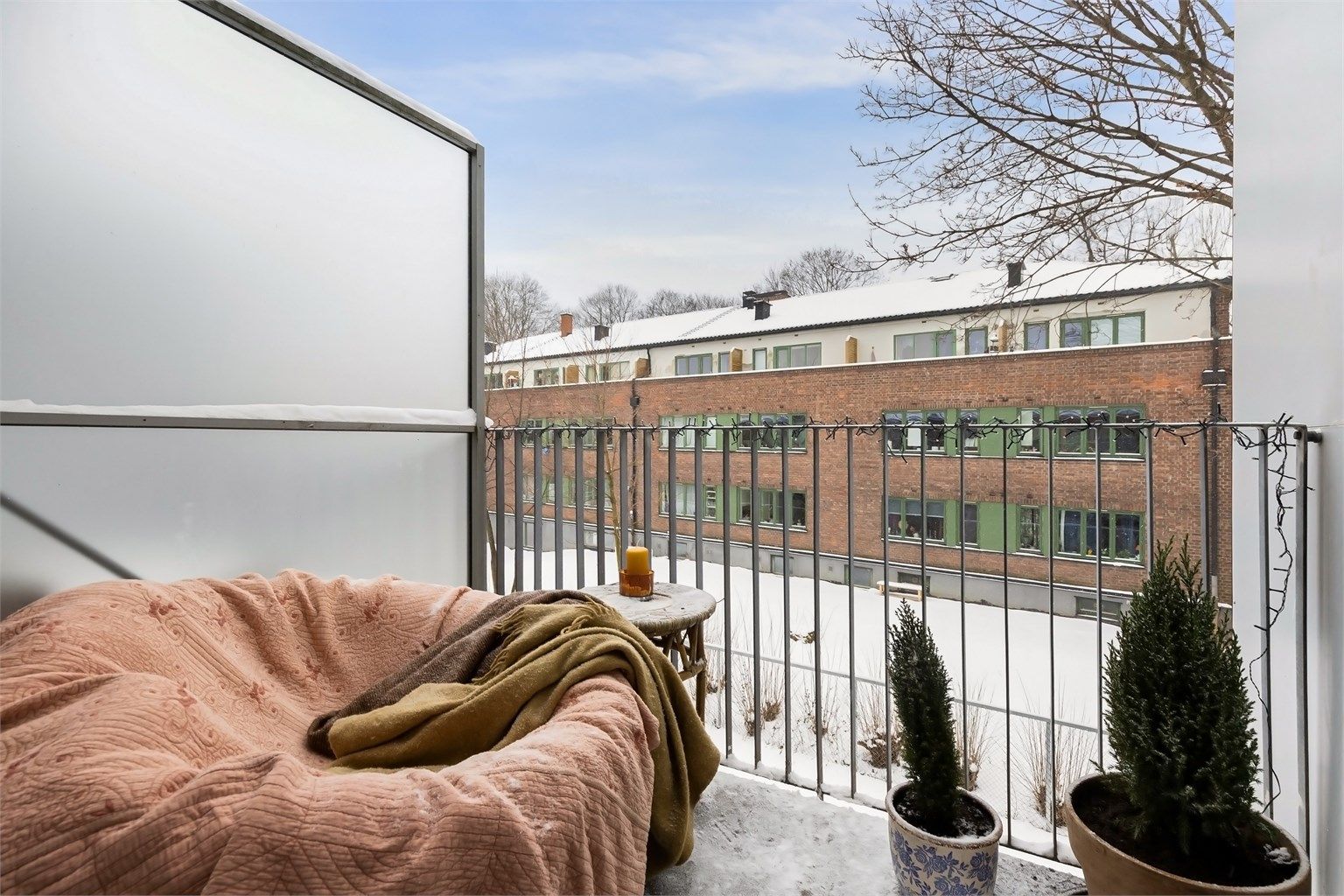 Fra stue/kjøkken er det utgang til en hyggelig vestvendt balkong på ca. 4 m², som gir gode solforhold og en fin forlengelse av oppholdsrommet