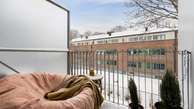 Fra stue/kjøkken er det utgang til en hyggelig vestvendt balkong på ca. 4 m², som gir gode solforhold og en fin forlengelse av oppholdsrommet