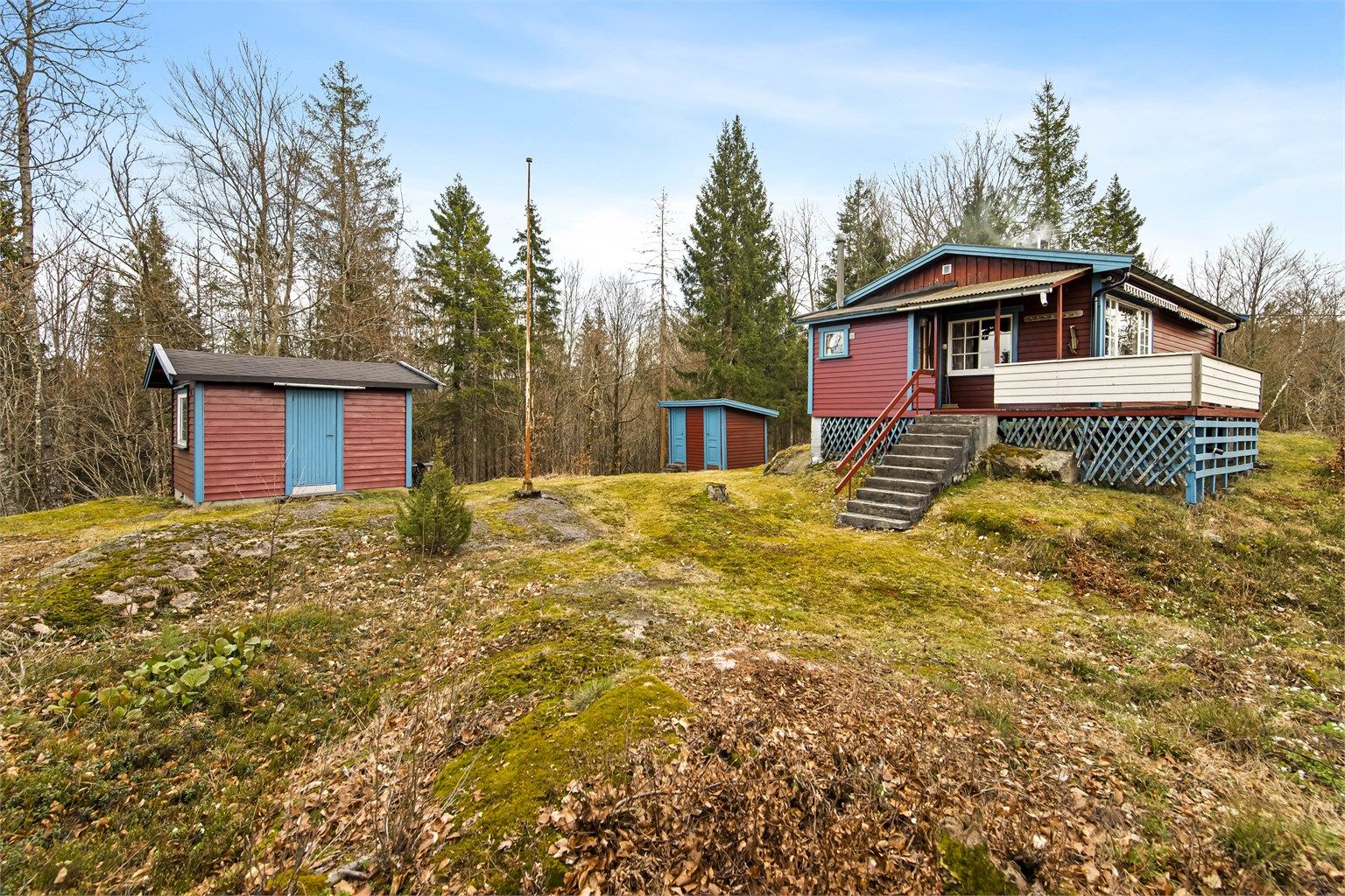 Eiendommen består av hovedhytte, et isolert anneks på ca. 9 m² med innlagt strøm, og en praktisk utebod på 5 m².