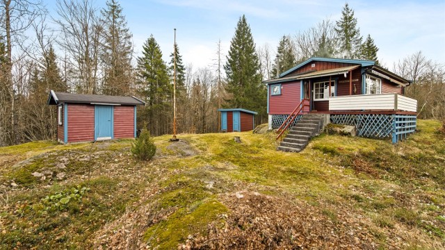 Eiendommen består av hovedhytte, et isolert anneks på ca. 9 m² med innlagt strøm, og en praktisk utebod på 5 m².
