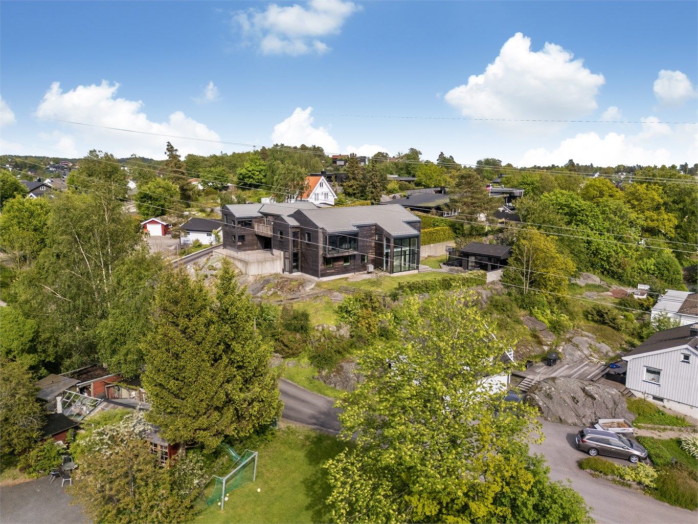 Eiendommen ligger på toppen av Mosserød, et veletablert og attraktivt boligområde.