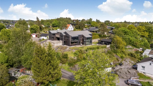 Eiendommen ligger på toppen av Mosserød, et veletablert og attraktivt boligområde.