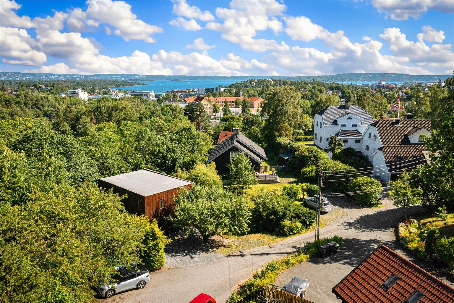 Eiendommen ligger i et stille og rolig villastrøk med kort vei til skoler, butikker og offentlig transport.
Foto: [Fotograf eller fotofirma]